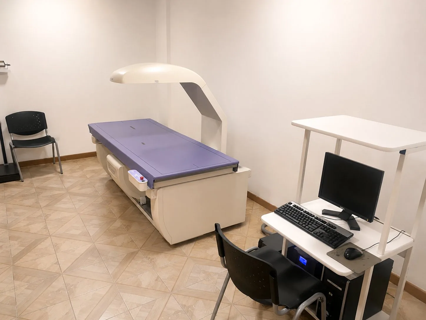 Sala de densitometría ósea DEXA del Centro Médico Santa María en Wanchaq, Cusco